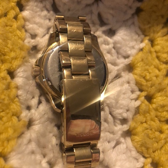 Gold Fossil watch - Picture 2 of 2